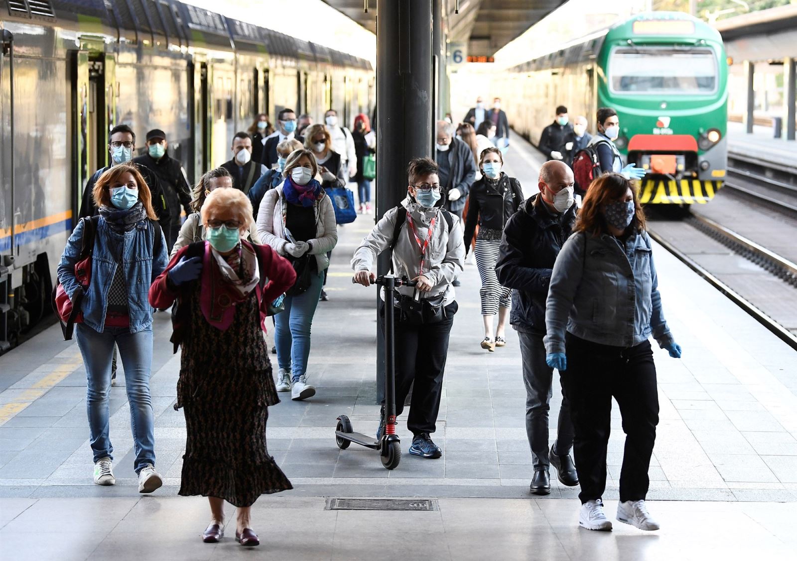 Người dân đeo khẩu trang tại ga đường sắt Cadorna, Milan, Italy ngày 4/5. Ảnh: Reuters