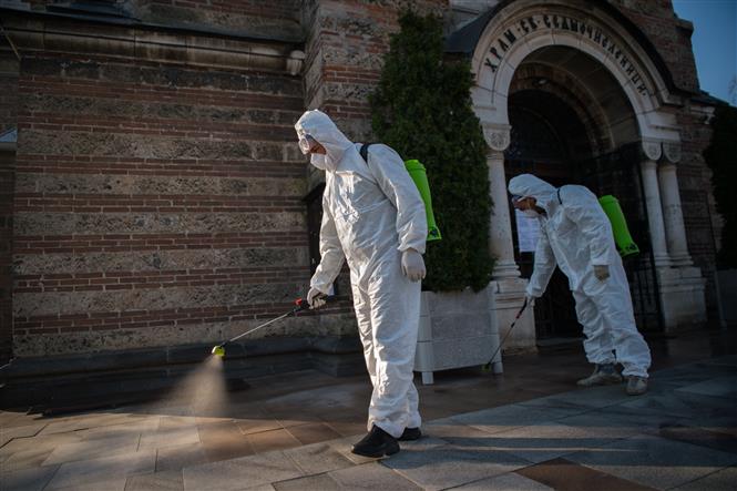 Khử trùng một nhà thờ ở thủ đô Sofia, Bulgaria nhằm ngừa dịch COVID-19 ngày 11/4/2020. Ảnh: AFP/TTXVN