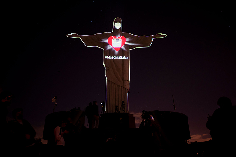 Tượng Chúa Cứu thế ở Rio de Janeiro, Brazil với diện mạo mới trong mùa dịch COVID-19. Ảnh: CNN
