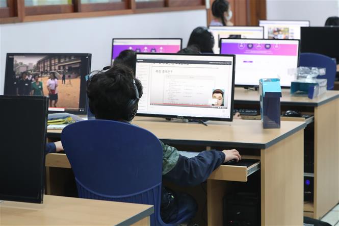 Học sinh tham gia lớp học trực tuyến tại Suwon, Hàn Quốc, ngày 20/4/2020. Ảnh: Yonhap/ TTXVN