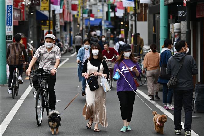 Người dân đeo khẩu trang nhằm ngăn chặn sự lây lan của dịch COVID-19 tại Tokyo, Nhật Bản ngày 4/5/2020. Ảnh: AFP/TTXVN
