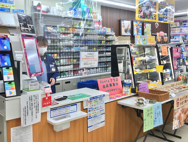 Các cửa hàng tiện lợi ở Nhật Bản treo màn trong suốt để ngăn nhân viên và khách hàng tiếp xúc trực tiếp. 			                    Ảnh: HUỲNH NGUYỄN CHÂU GIANG