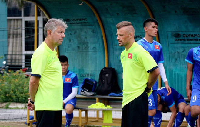 Giám đốc Kỹ thuật Juergen Gede (trái) sẽ chính thức chia tay bóng đá Việt Nam sau khi hết hạn hợp đồng vào ngày 30-6 tới. 				              Ảnh: VFF