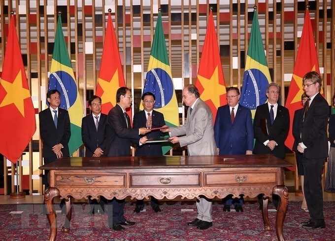 Phó Thủ tướng Vương Đình Huệ chứng kiến Lễ ký Hiệp định Vận chuyển hàng không giữa Chính phủ Việt Nam và Brazil, trong chuyến thăm chính thức Brazil từ ngày 2-3/7/2018 nhằm tiếp tục duy trì và thúc đẩy quan hệ đối tác toàn diện Việt Nam-Brazil ngày càng đi vào chiều sâu. (Ảnh: Hoài Nam/TTXVN)