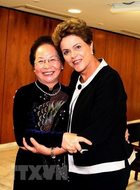 Phó Chủ tịch nước Nguyễn Thị Doan hội kiến Tổng thống Dilma Rousseff, ngày 15/5/2015, nhân dịp tham dự Hội nghị Thượng đỉnh Phụ nữ Toàn cầu lần thứ 25 tại Brazil. (Ảnh: Thống Nhất/TTXVN)