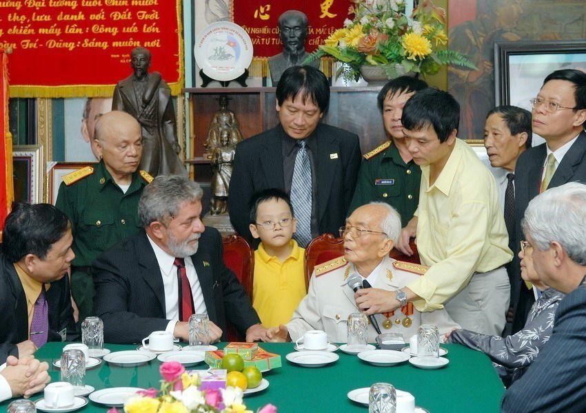  Ngày 10/7/2008, Tổng thống Brazil Luiz Inácio Lula da Silva đến thăm Đại tướng Võ Nguyên Giáp tại nhà riêng ở Hà Nội, nhân chuyến thăm chính thức Việt Nam trong 2 ngày 9-10/7/2008. (Ảnh: Nhan Sáng/TTXVN)