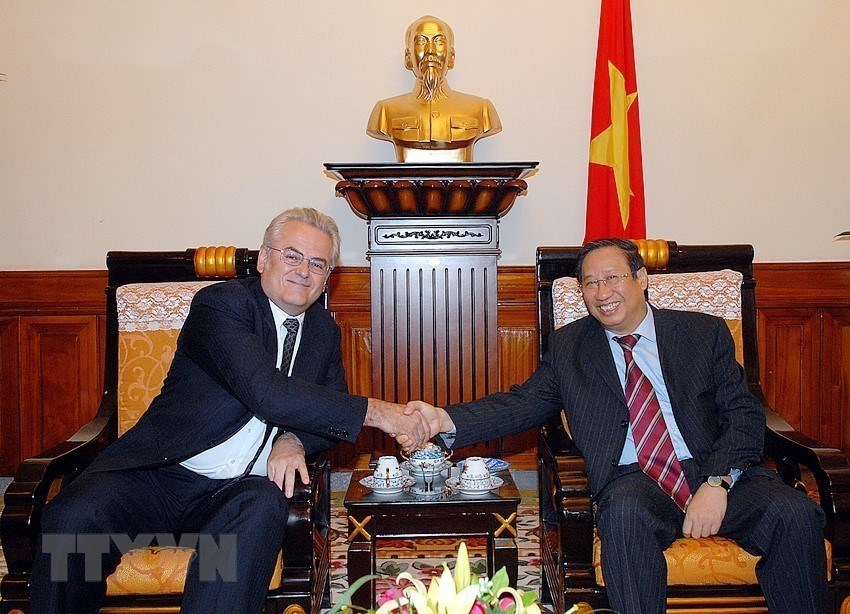  Phó Thủ tướng, Bộ trưởng Ngoại giao Phạm Gia Khiêm tiếp Thứ trưởng Bộ Ngoại giao Brazil Roberto Jaguaribe Gomes De Mattos sang thăm Việt Nam, ngày 24/11/2007, tại Hà Nội. (Ảnh: Nhan Sáng/TTXVN)