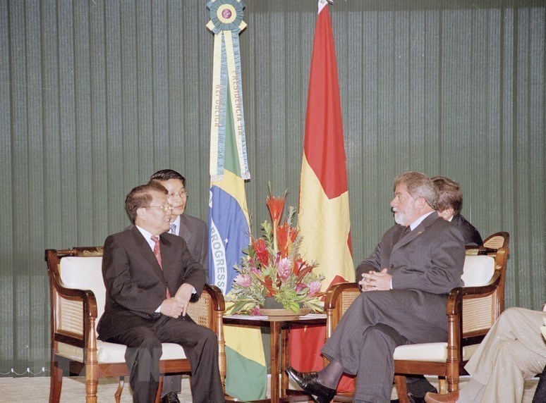  Tổng thống Brazil Luiz Inácio Lula da Silva đón, hội đàm với Chủ tịch nước Trần Đức Lương thăm chính thức Brazil từ ngày 16 - 17/11/2004. (Ảnh: Nguyễn Khang/TTXVN)