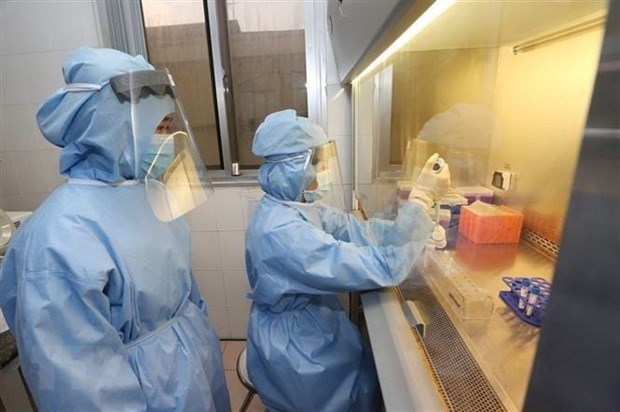 Medical workers in Ha Noi conduct Covid-19 tests (Photo: VNA)