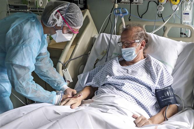  Nhân viên y tế chăm sóc bệnh nhân nhiễm Covid-19 tại bệnh viện ở Mulhouse, Pháp. Ảnh: AFP-TTXVN