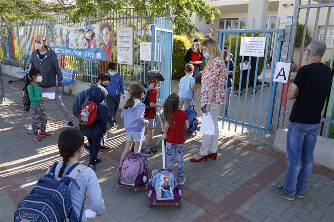 Học sinh quay trở lại trường học khi lệnh giãn cách xã hội được nới lỏng tại thị trấn Pardes Hanna-Karkur, miền Trung Israel ngày 3-5-2020. Ảnh: AFP-TTXVN