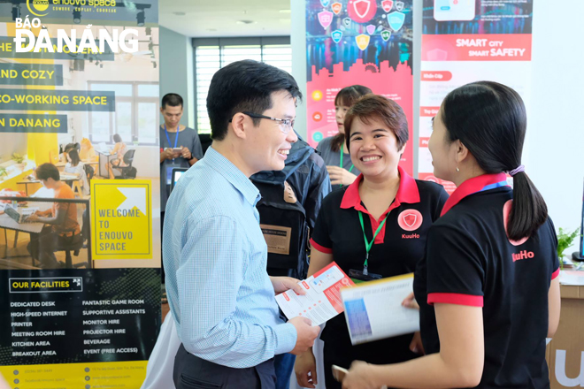Nhiều Startup tại Đà Nẵng đã có cách làm sáng tạo để góp phần phòng chống Covid-19.  TRONG ẢNH: Đội ngũ xây dựng ứng dụng KUUHO giới thiệu về sản phẩm vào tháng 10-2019. Ảnh: phong lan