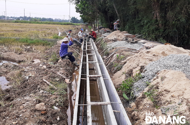 Tuyến kênh dẫn nước từ trạm bơm Cẩm Toại tưới tiêu cho cánh đồng lúa ở thôn Bồ Bản, xã Hòa Phong sẽ hoàn thành kịp phục vụ đổ ải, gieo sạ lúa vụ hè thu. Ảnh: HOÀNG HIỆP