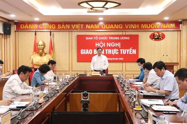 Party organisation sector to press on with personnel preparations for all-level congresses hinh anh 1 Pham Minh Chinh (standing), Politburo member and Chairman of the Party Central Committee’s Organisation Commission, speaks at the teleconference on May 5 (Photo: xaydungdang.org.vn)