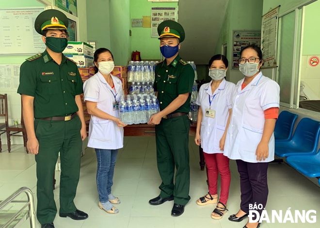 Đoàn viên, thanh niên Biên phòng Cửa khẩu Cảng Đà Nẵng thăm, tặng quà cho Trung tâm Y tế phường Thuận Phước. 						               	                  Ảnh: PHƯƠNG AN