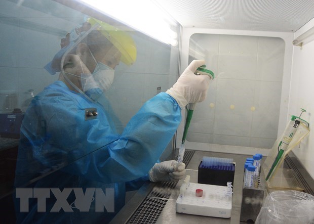 A health worker conducts COVID-19 testing (Photo: VNA)