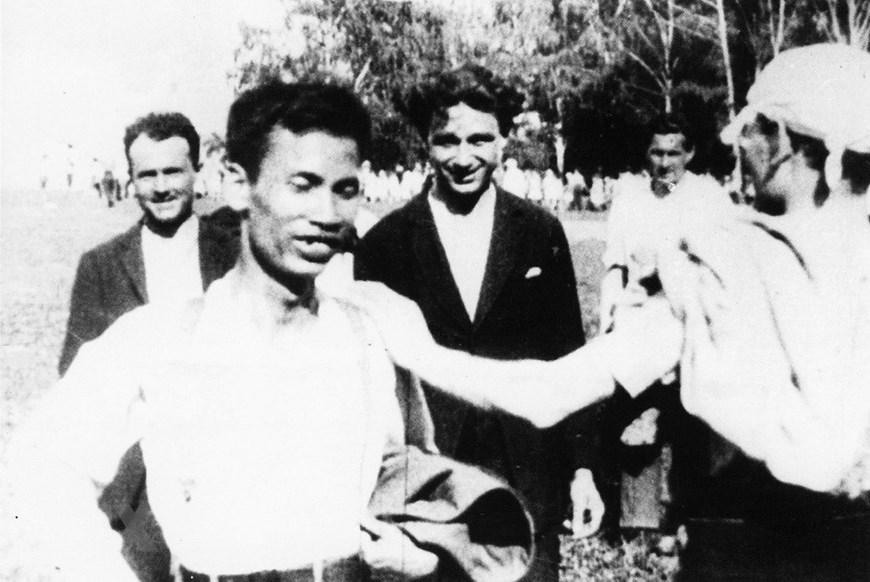 Nguyễn Ái Quốc với nhân dân Moskva (Nga) trên đồi Chim Sẻ, trong thời gian tham dự Đại hội lần thứ V Quốc tế cộng sản (17-6-8-7-1924). (Ảnh: Tư liệu-TTXVN phát)