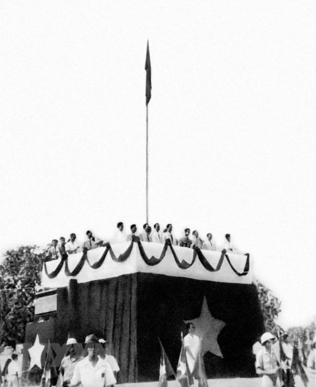 Ngày 2-9-1945, tại Quảng trường Ba Đình – Hà Nội, Chủ tịch Hồ Chí Minh đọc “Tuyên ngôn Độc lập”, tuyên bố sự ra đời của nước Việt Nam Dân chủ Cộng hòa. (Ảnh: Tư liệu-TTXVN phát)