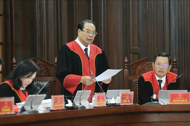 Thẩm phán Thẩm phán Tòa án nhân dân tối cao Bùi Ngọc Hòa đọc lại toàn bộ bản án. Ảnh: Doãn Tấn-TTXVN