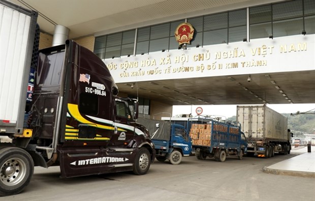 Containers transporting agricultural products to China via Kim Thanh International Border Gate No 2. (Photo: VNA)