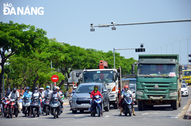 Từ khi lắp đặt camera giám sát giao thông, tình trạng xe ben phóng nhanh, vượt ẩu trên nhiều tuyến đường trọng điểm đã giảm hẳn. (Ảnh chụp tại ngã tư đường Nguyễn Hữu Thọ - Cách Mạng Tháng Tám và cầu Nguyễn Tri Phương). Ảnh: NGỌC PHÚ