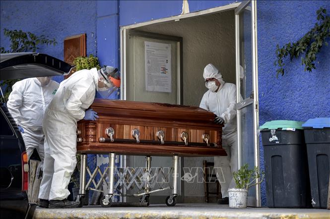 Chuyển thi thể bệnh tử vong do COVID-19 tại Xochimilco, Mexico, ngày 4/5/2020. Ảnh: AFP/TTXVN