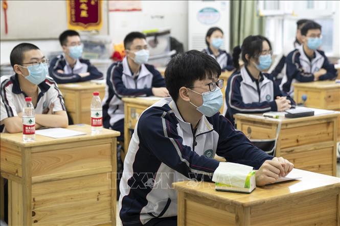 Học sinh tại một trường trung học ở Vũ Hán, tỉnh Hồ Bắc, Trung Quốc ngày 6/5/2020. Ảnh: THX/TTXVN