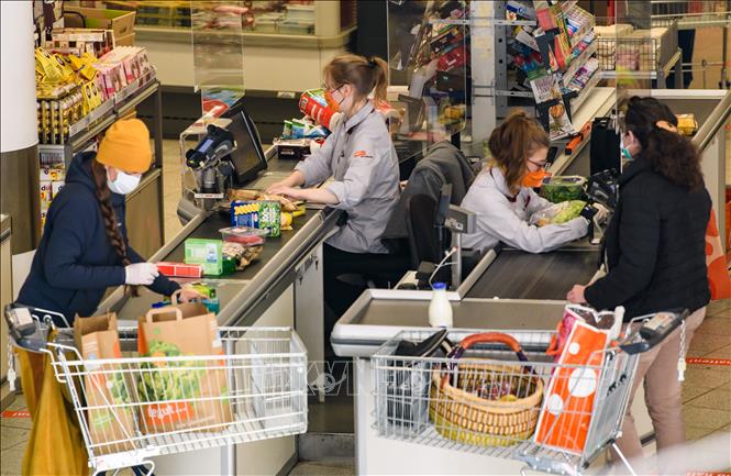 Người dân mua hàng tại siêu thị ở Jena, Đức ngày 6/4/2020. Ảnh: THX/TTXVN