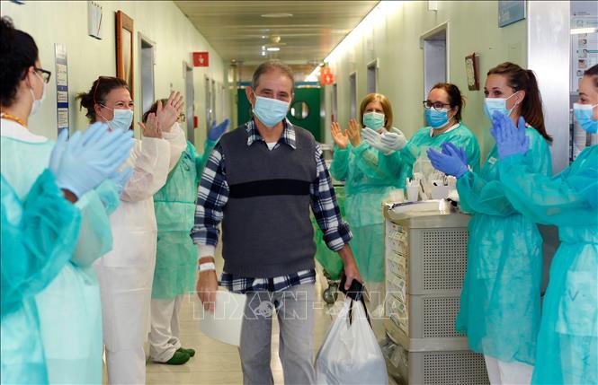 Bệnh nhân COVID-19 xuất viện sau khi được chữa khỏi tại bệnh viện Vall dHebron ở Barcelona, Tây Ban Nha ngày 30/4/2020. Ảnh: THX/TTXVN