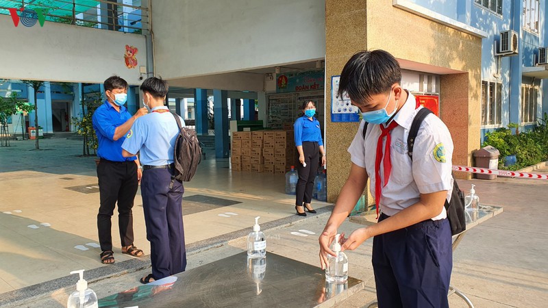 Học sinh Việt Nam quay trở lại trường khi dịch bệnh Covid-19 đã được kiểm soát tốt.