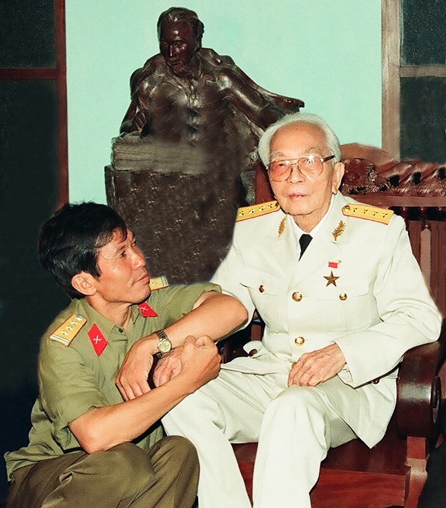 Đại tá, nhà báo Trần Hồng chụp ảnh cùng Đại tướng Võ Nguyên Giáp. Ảnh: NVCC.