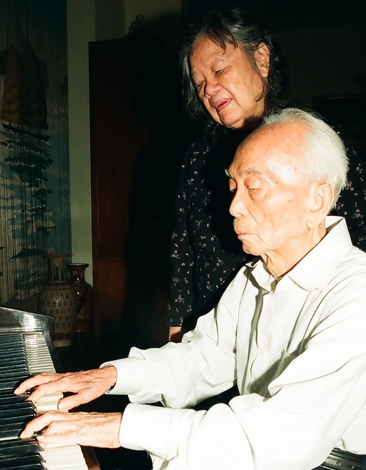 Giây phút thư giãn hiếm hoi của Đại tướng Võ Nguyên Giáp bên cây đàn piano ngày 26/5/2007. Ảnh: Trần Hồng.