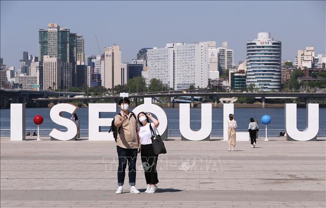 Người dân đeo khẩu trang phòng lây nhiễm COVID-19 tại Seoul, Hàn Quốc ngày 6/5/2020. Ảnh: THX/TTXVN