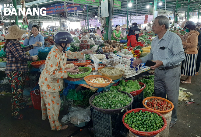 Market-goers in the Hoa Khanh Market