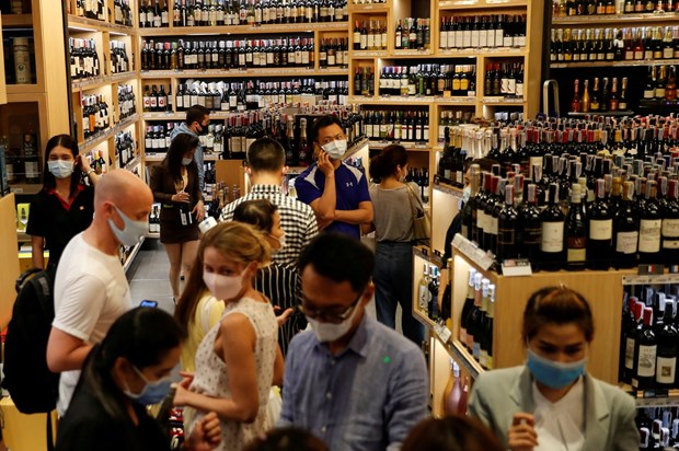 People line up inside a liquor shop after Bangkok and several other Thai provinces announced a 10-day ban on alcohol sale starting April 10. (Photo: Reuters)