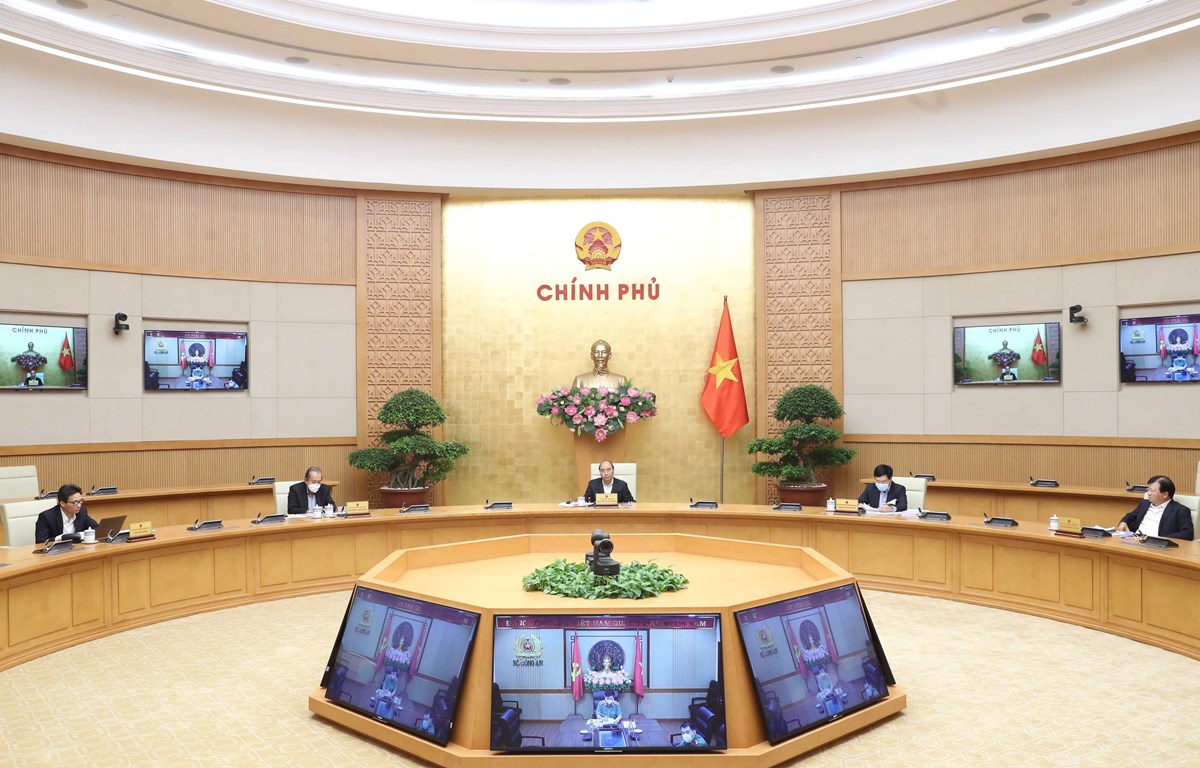 Thủ tướng Nguyễn Xuân Phúc chủ trì cuộc họp trực tuyến giữa Thường trực Chính phủ với Ban chỉ đạo phòng, chống dịch COVID-19. (Ảnh: Thống Nhất/TTXVN)