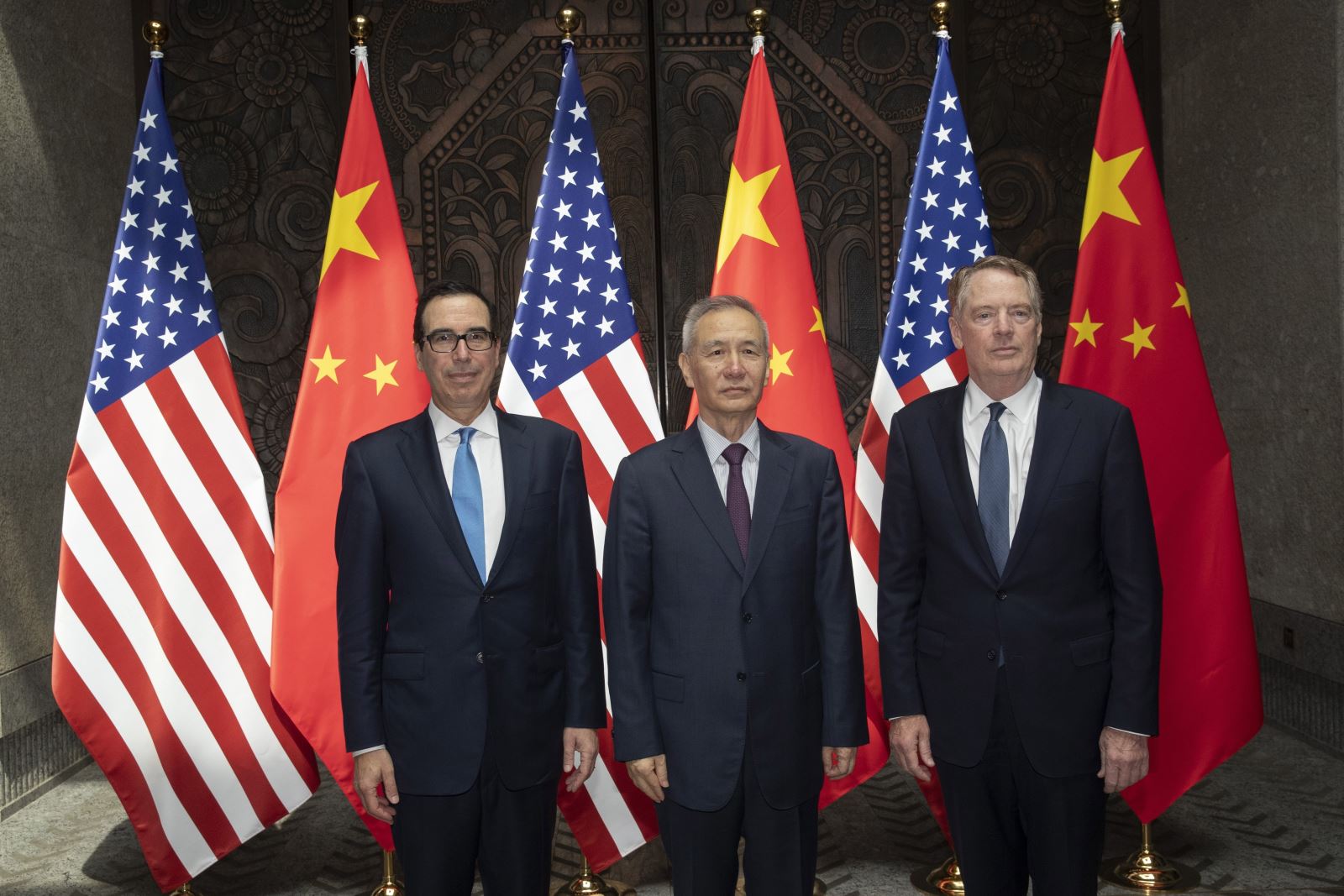 Từ trái qua phải: Bộ trưởng Tài chính Mỹ Steven Mnuchin, Phó Thủ tướng Lưu Hạc và Đại diện thương mại Robert Lighthizer tại cuộc gặp ở Thượng Hải ngày 31/7/2019. Ảnh: AFP/TTXVN