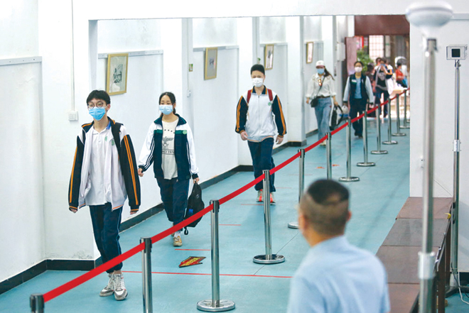 Học sinh ở thành phố Vũ Hán, vùng tâm dịch của Trung Quốc, đến trường vào ngày 6-5. Ảnh: AFP/Getty Images