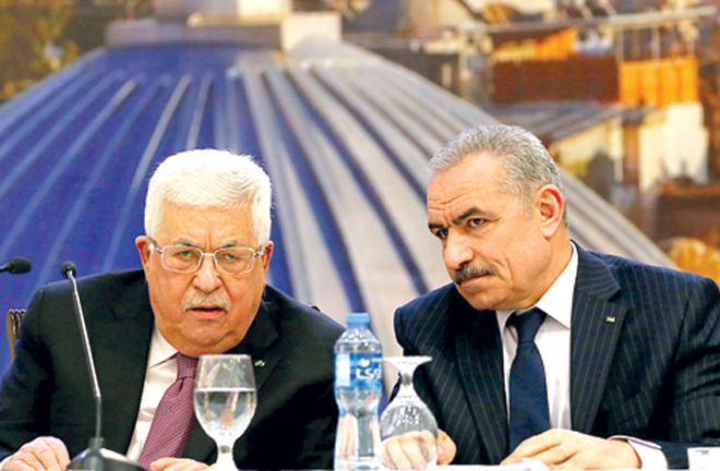 Thủ tướng Palestine Mohammad Shtayyeh (phải) là người trung thành với Tổng thống Mahmoud Abbas (trái). Ảnh: Reuters