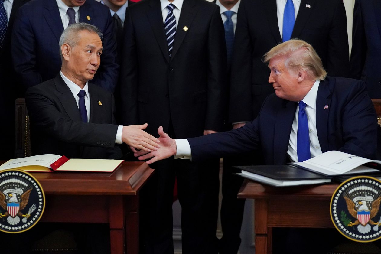 Tổng thống Mỹ Donald Trump (phải) bắt tay Phó Thủ tướng Trung Quốc Lưu Hạc sau khi hai bên ký thỏa thuận thương mại giai đoạn 1. Ảnh: Reuters