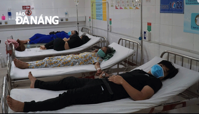 Các bệnh nhân đang điều trị tại Trung tâm Y tế huyện Hòa Vang. Ảnh: PHAN CHUNG