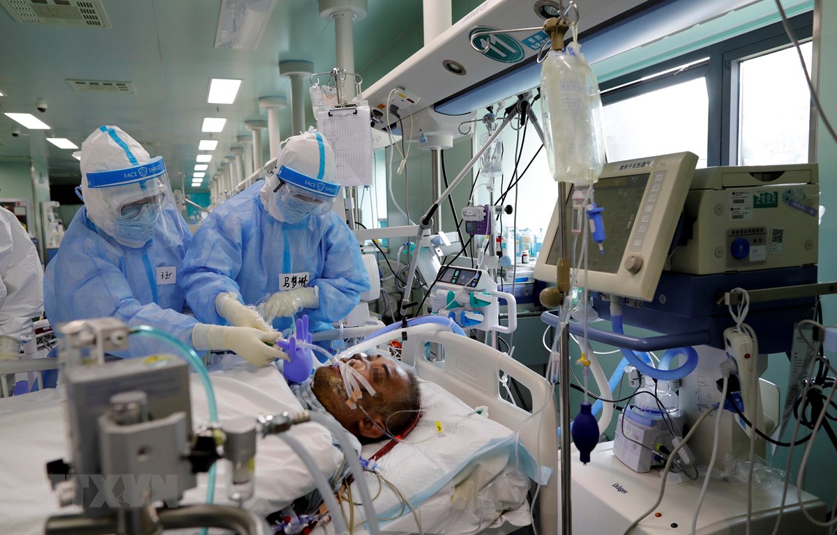 Nhân viên y tế chăm sóc bệnh nhân COVID-19 tại bệnh viện ở Vũ Hán, tỉnh Hồ Bắc, Trung Quốc. (Ảnh: THX/TTXVN)