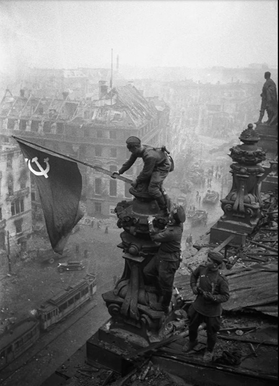  Ngày 30/4/1945, lá cờ chiến thắng đã được Hồng quân cắm lên Tòa nhà Quốc hội Đức. Cuộc chiến giành tòa nhà vẫn tiếp tục tới tận sáng ngày 1/5 và các nhóm lính Đức cuối cùng cố thủ trong đây chỉ đầu hàng vào ngày 2/5. (Nguồn: Sputnik)