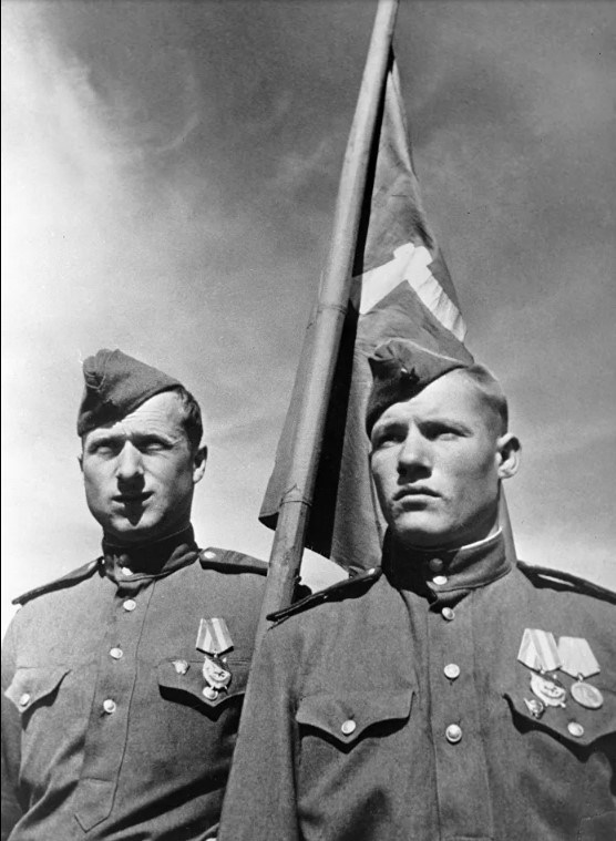  Mikhail Egorov (phải) và Meliton Kantaria, hai người lính đã cắm cờ lên nóc Tòa nhà Quốc hội Đức. (Nguồn: Sputnik)