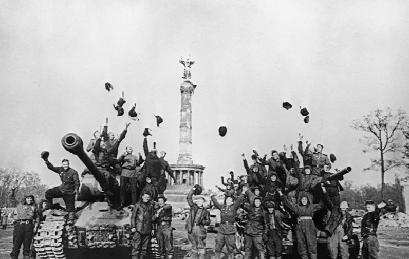  Hồng quân ăn mừng chiến thắng tại Berlin. (Nguồn: Sputnik)