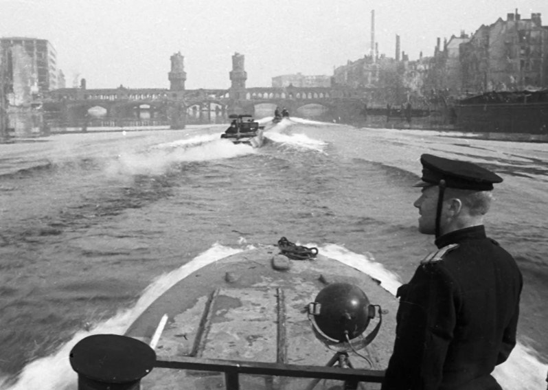  Tàu cao tốc của Hải quân Liên Xô bắt đầu tuần tra trên sông Spree. Nguồn: Sputnik)