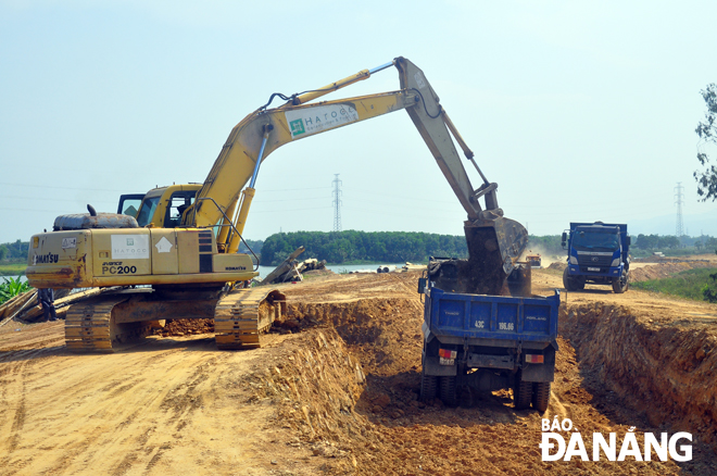 The construction of the riverside Tuyen Son-Tuy Loan route in progress