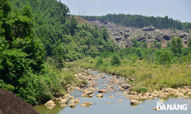 The hot weather has resulted in lowering of the water level in streams in Hoa Phu and Hoa Bac mountainous communes in Hoa Vang District.