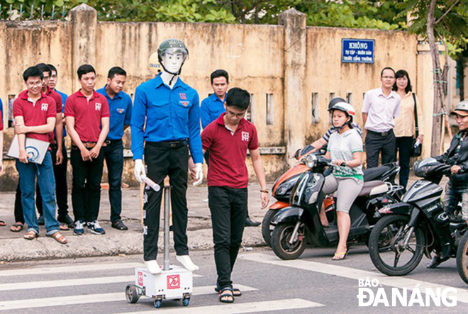 Robot dẫn người qua đường do sinh viên Trường Đại học Duy Tân chế tạo.  Ảnh: N.H