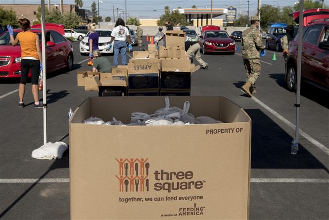 Người dân tới nhận thực phẩm cứu trợ bên ngoài sòng bài Palace Station ở Las Vegas, Nevada, Mỹ ngày 7/5/2020. Ảnh: AFP/TTXVN